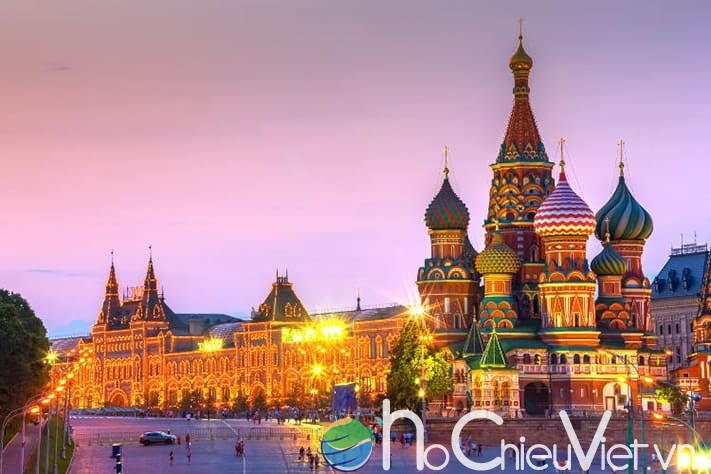 kinh-nghiệm-du-lịch-nga-Điện-Kremlin-trang-nghiêm-và-Quảng-trường-Đỏ-một-trong-những-quảng-trường-lớn-nhất-thế-giới